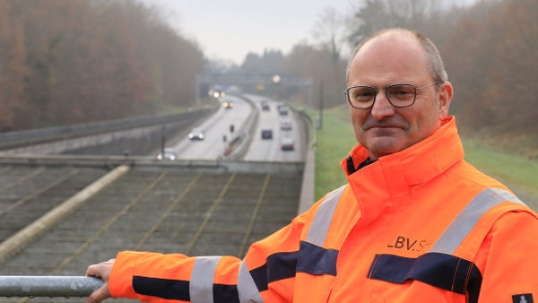 Ein Mann in orangener Jacke steht oberhalb der Rampe eines Tunnels. (Quelle: LBV.SH) Ein Mann in orangener Jacke steht oberhalb der Rampe eines Tunnels.